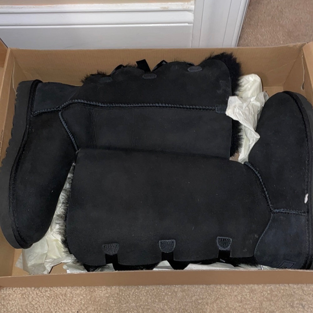 Uggs size 8 Bailey bow